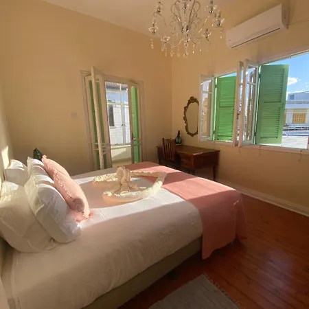 Hostl - Beds & - The Paphos, Old Town ホステル *